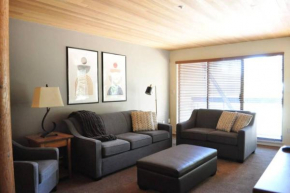 Large 2-Bedroom Whistler condo for up to 6 people w/ swimming pool & hot tub
